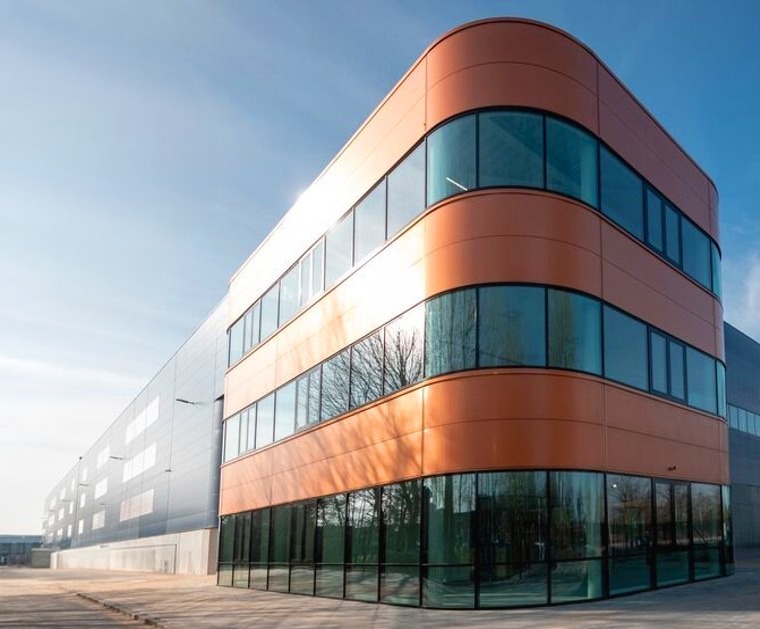 Building on its established core business areas of wholesale and retail, the company will focus on driving forward business diversification in 2025. By expanding its range of services for the pharmaceutical industry, including the opening of a clinical trials hub in the Netherlands, the company is strengthening its position along the entire value chain.